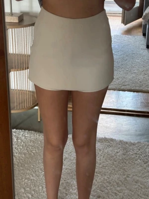 Zara skort - Skort, kjol med inbyggda shorts. Dragkedjan är lite dryg att få upp men det funkar. Midja tvärs över: 34cm