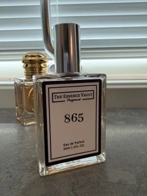 The Essence Vault 865 Eau de Parfum - The Essence Vault nr 865: ”Inspired by Bb godess”. Lite ”stakrare” eller mer distinkt än inspirationen. Ungefär 90% kvar. 