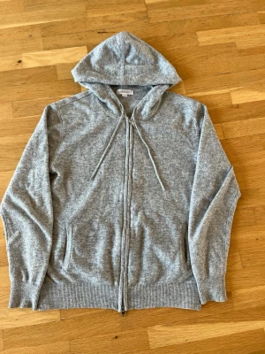 Grå zip-hoodie från Barlucio - Säljer nu min extremt snygga stickade hoddie i storlek s, perfekt om du vill ha en lite snyggare eller mer stilig till vardags zip hoddie priset kan diskuteras 