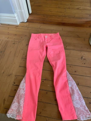 Lågmidjade jeans med spets detaljer - Säljer dessa lågmidjade jeans som är omsydda till botcut med spetstyg. Har tyvärr ingen bild med de på eftersom de är försmå. Midjemått 36 cm och innerbenslängd 82 cm❣️