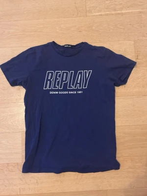 Replay T-shirt xs - Säljer denna replay T-shirt i Stl 14anni/166 som är i sjukt fint skick. Den är mörkblå och väl omhändertagen.  Hör av er vid funderingar