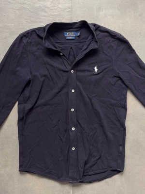 Ralph Lauren skjorta - Väldigt bra skick, behöver endast strykas. Färgen är mörkblå/svart