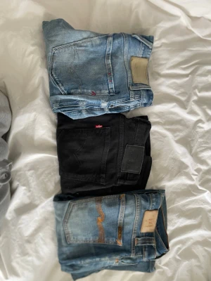 BULK jeans 3 PACK  - Nudie jeans med slitningar, Svarta levis 511or och Replay jeans. Alla jeans är mellan 29-31 W, 27-32 L. Inga frågor eftersom det är ett så bra klipp, pris ej huggit i sten, perfekt för er som vill resella.