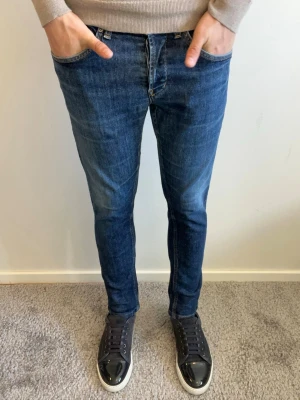 Dondup George Jeans - Dondup George Jeans i mycket fint skick med inga defekter! Mått längd 93 midja 39,5. Hör av er vid fler frågor🤝