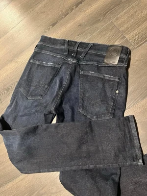 Replay Anbass jeans 32/32 - Riktigt snygga Replay Anbass Jeans med hyperflex-material. Storlek W32 L32. Väldigt mörkblåa, nästan svarta. 