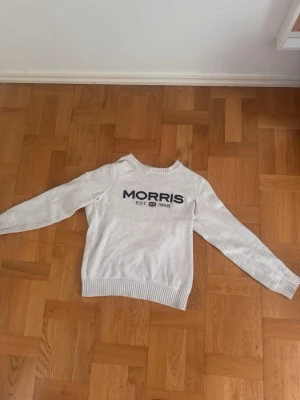 Morris Tröja - Ljusgrå tröja från Morris med fint skick. Inga synliga defekter förutom att några av flaggans sömmar har lossnat lite. Inget som syns tydligt. 