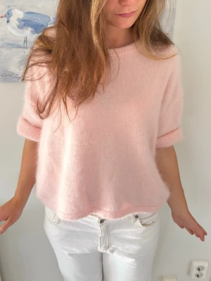 Tröja!  - Så snygg tröja som är så fluffig i 60% angora, så fint med den öppna ryggen  