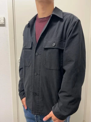 Uniqlo overshirt - Snygg overshirt från Uniqlo. Väldigt bra skick. Modellen är 173cm, 64kg. Pris kan diskuteras!!