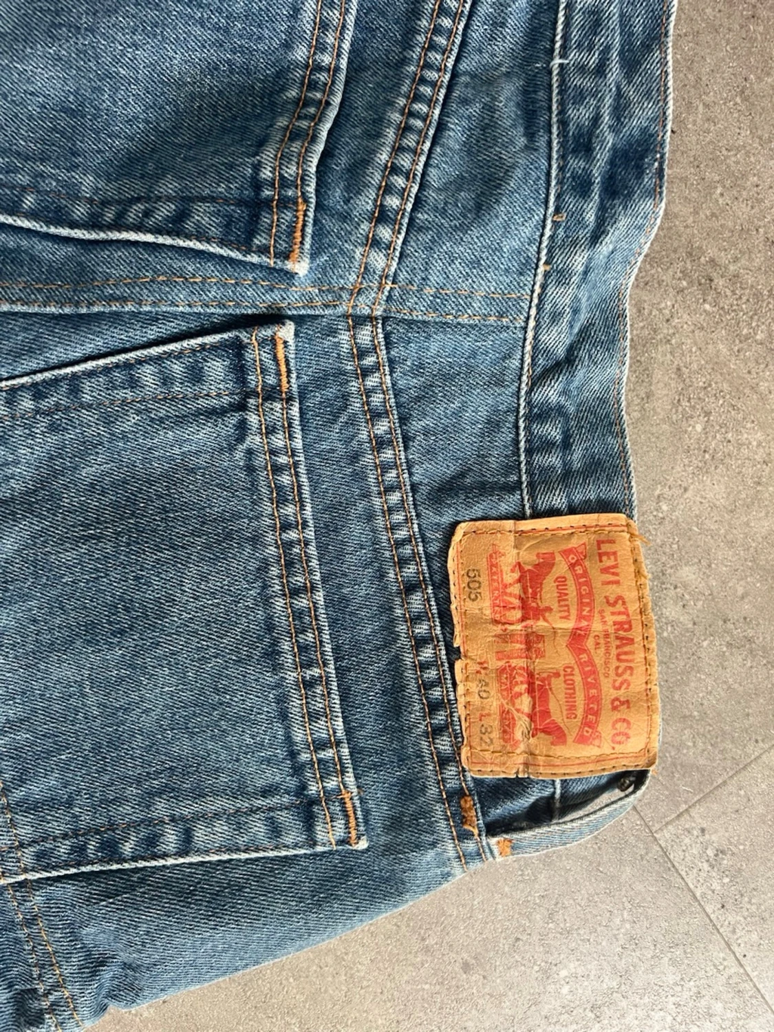 Kort jeanskjol med volangkant - 3