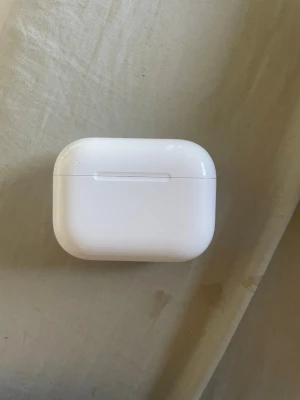 AirPods Pro 3 bara case  - Säljer nu detta AirPods Pro 3 case då jag slarvat bort lurarna  det är min sambos gamla och han har inte tillgång till det icloudet längre men bör funka ändå tror jag. Det är usb c laddutag men kan även laddas med Apple Watch laddare 