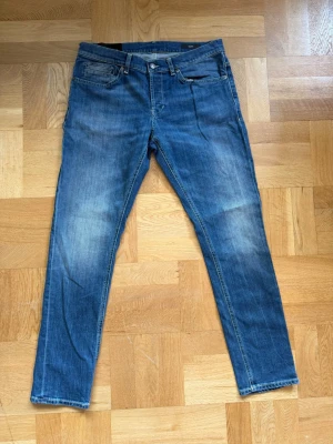 Blå jeans från Dondup -  blå jeans från Dondup med Passformen George. Obs storlek oklar då lappen blivit klippt vänligen se mått och skriv kring minsta funderingar! 