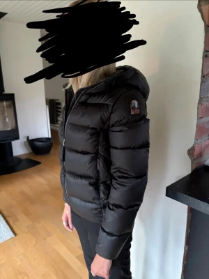 Parajumpers jacka dam - Säljer nu tjejs äkta parajumpers jacka utan några defekter jackan är i jätte fint skicka och har använts en säsong jackan är storlek 164-170cm nypris: 4999 och jag säljer den för 2599, kom dm vid frågor✅