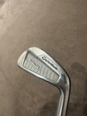 TaylorMade P760 järn 4  - Säljer ett TaylorMade P760 järn 4 i mycket bra skick. Klubban är väl omhändertagen med normala, väldigt små användningsspår. Smidd klubba (“forged”) med fantastisk känsla och kontroll.  Passar både duktiga golfare och spelare som vill ha ett riktigt fint långjärn i bagen.  * Modell: TaylorMade P760 * Klubba: Järn 4 * Skick: Mycket bra * Högerfattad  Skriv vid frågor eller för fler bilder.