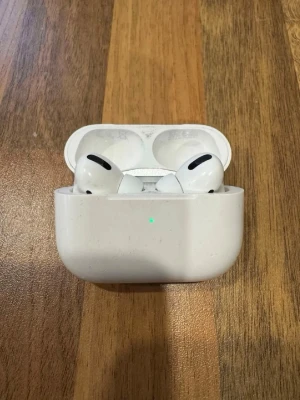 AirPods Pro 1 - Säljer ett par AirPods Pro 1, då jag ej har någon användning av dessa längre. De är äkta! Kan även rensa dom. Kontakta mig vid frågor eller intresse.