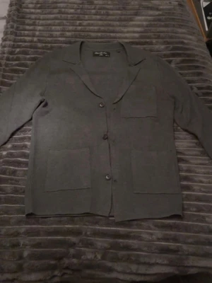 Cardigan  - Säljer en fet grå cardigan i storlek S från Daniel De Prato som är ett fint Italienskt märke. Koftan sitter perfekt och har en liten slimmad passform. Jag har endast använt denna 1 gång och kan inte lämna tillbaka eftersom jag inte har kvitto och har dragit bort lapparna. Nypris: 500 kr. Hör av dig vid fler frågor🙌