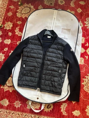 Minglet cardigan - Säljer en minglet cardigan i storlek S i färgen svart, nypris 9999 men säljer för endast 3299 men pris kan självklart diskuteras vid snabb affär 