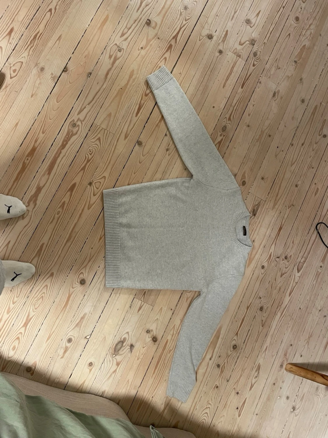Ljusgrå basic stickad tröja