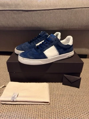Valentino flycrew - tja säljer dessa flycrewsen i storlek 42. Fint skick ny stitching runt om samt nya sulor inuti. Snabb och smidig frakt ! Obs begränsat antal box & dustbags