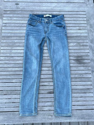 Levis jeans - Hej! Säljer dessa ljusblå slim fit jeansen från Levis i modellen 510, storlek 12 A. Jeansen är i väldigt bra skick med inga hål eller liknande. Bara att höra av sig vid minsta fundering!!