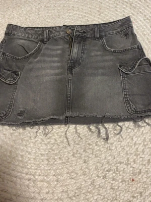 Snygg denim mini kjol - En jättesnygg mini kjol. Sitter asbra och är bara använd 1-2 gånger därav jättebra skick. Fraktar såfort som möjligt och pris kan diskuteras!