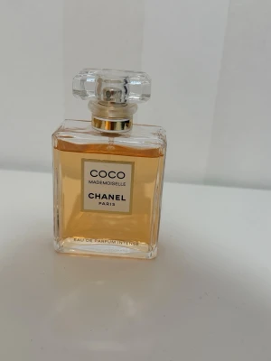 Coco Mademoiselle parfym från Chanel - COCO MADEMOISELLE Eau de Parfum Intense är en träig bärnstensdoft med en extrem karaktär. Doften är uppbyggd kring en överdos av patchouli, uppvärmd av ett bärnstensfärgad ackord och berikad med vanilj och tonkaböna. Ett sensuellt hjärta av ros och jasmin och citrusens kontrasterande fräschör kompletterar detta kraftfulla partitur.
