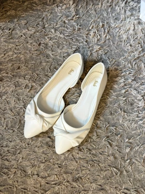ballerina skor med rosett - kommer sälja dessa på min plick live söndag 23/8 kl 20!! men man kan även köpa de innan, de är i strl 40💞 aldrig använda.
