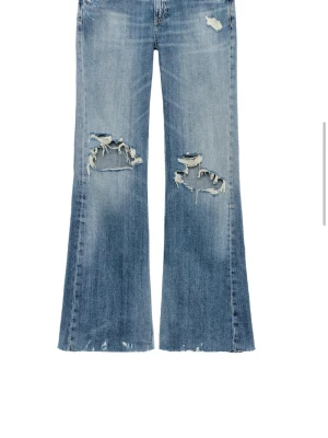 Populära Zara jeans - Jättefina populära Zara jeans i storlek 36!💗💗säljer pga dem är för långa för mig, helt nya med prislappen kvar!!