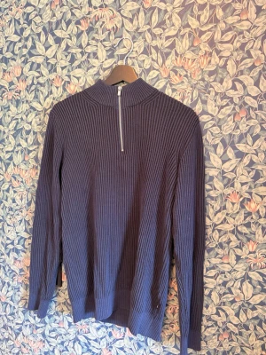Halv zip tröja från Jack&jones - Hej, säljer nu denna stilrena halv zip tröjan, har använt den vid ett fåtal tillfällen. Skriv vid minsta fundering, jag på sista bilden är 180cm 