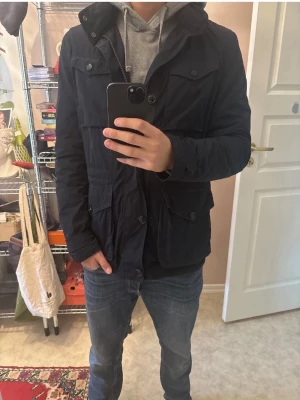 Marinblå fieldjacka från Tommy Hilfiger - Asschysst fieldjacka från Tommy hilfigher perfekt nu till hösten! Skriv vid frågor🙏