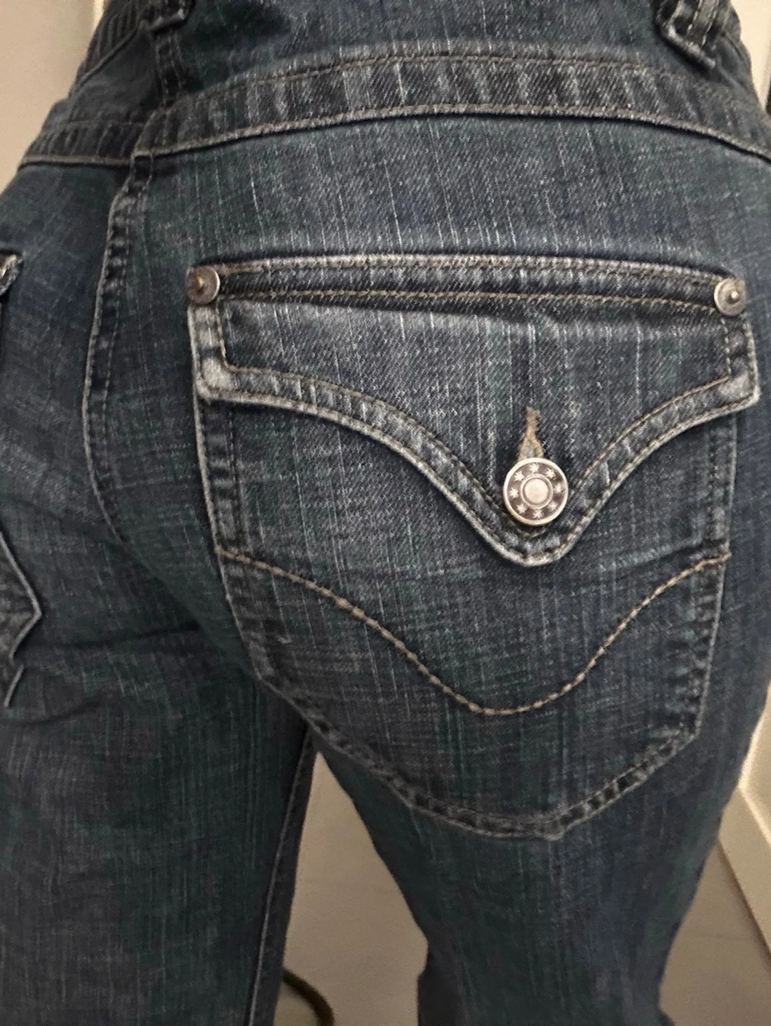 Blå bootcut jeans med fickdetalj - 1