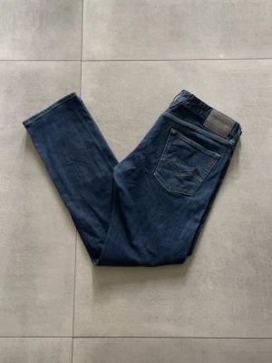 Replay jeans - Tja! Ett par snygga jeans ifrån replay! storlek 34/32 | märke/modell: Replay, lendrick | skick 9/10| passar perfekt nu till hösten och back to school! Hör av dig vid mer frågor eller funderingar😁mvh gradioso