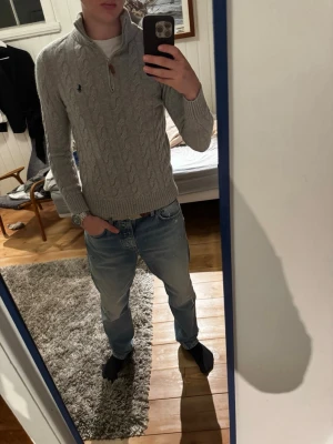 Ralph Lauren zip tröja - Snygg grå Ralph Lauren stickad halv zip | Kanon skick | Modellen på bilden är 182 och väger 70 kg | P075