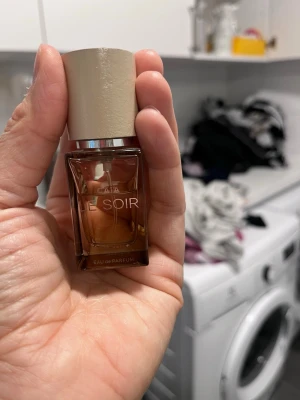 CAIA Le Soir Eau de Parfum - Säljer en CAIA Le Soir Eau de Parfum. 15 ml. Använd se bild för mängd 