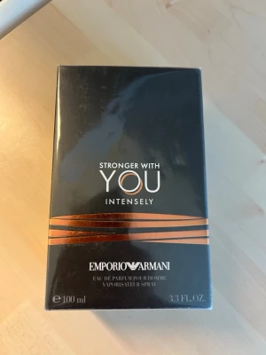 Emporio Armani Stronger With You Intensely - Emporio Armani Stronger With You Intensely – 100 ml  Säljer en Emporio Armani Stronger With You Intensely Eau de Parfum 100 ml. Helt ny och oöppnad i originalförpackningen. Fick den i födelsedagspresent men har redan samma parfym