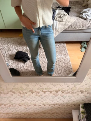 Ljusblå jeans - Mid waist ljusblå jeans från weekday.