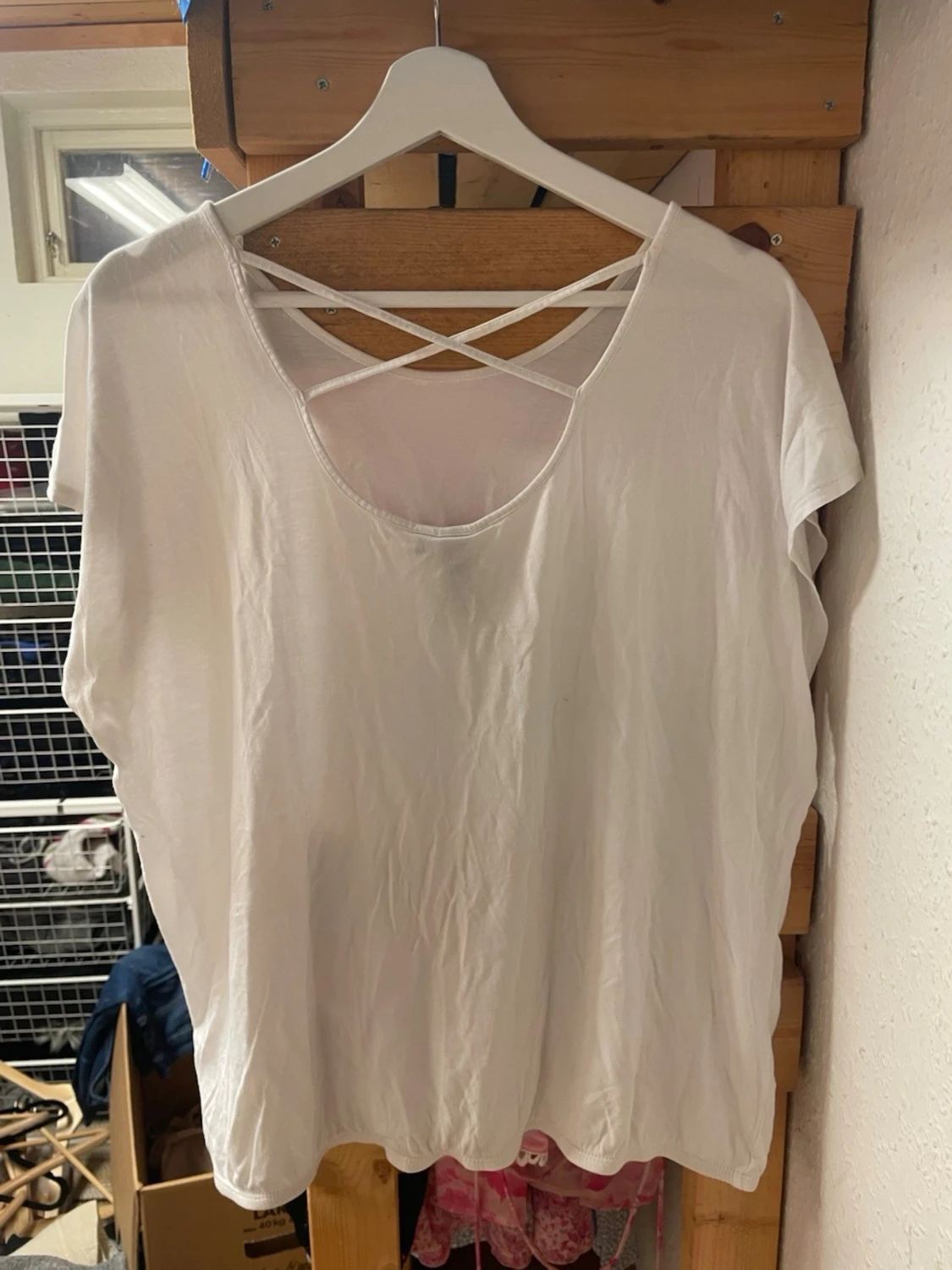 Vit lös topp med criss-cross rygg - 1