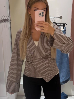 Söt skjorta - Söt randig skjorta från Gina tricot. Nästan ny och oanvänd. Storlek S🤎