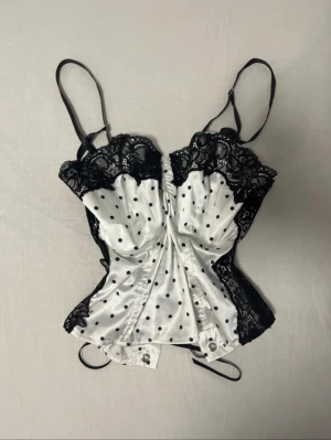 Polka Dot 🖤Lace Corset - Polka Dot 🖤 Lace Corset  🤍 The ultimate viral coquette polka dot satin corset top with black lace trim 🖤 Completely sold out online 🤍 Snatches your waist perfectly with the built-in structural boning and flatters the bust beautifully with the sweetheart neckline 🖤 Perfect for summer nights out 🤍 Excellent condition - Barely ever worn  #missselfridge #polka #pricking #trendy #fest #party #coquette #dollcore #y2k #vintage  #stockholmsstil #stockholm #corset #korsett #dollette #edikted #bellahadid 