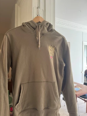 Grön Morris hoodie - Säljer en olivgrön hoodie från Morris i nyskick. Super trendig och använd fåtal gånger. Pris kan diskuteras. 