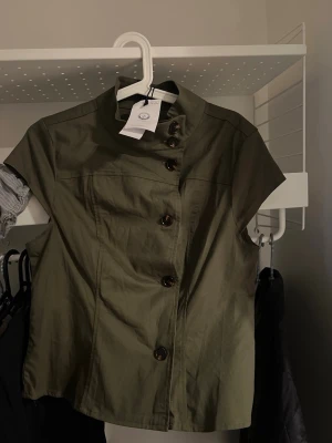Button up topp, Gina  - Helt ny, storlek 40. Lapp kvar och slutsåld 