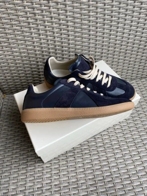 Maison Margiela Gats Navy - Maison Margiela Gats Navy, nyskick.                             Kvitto finns!