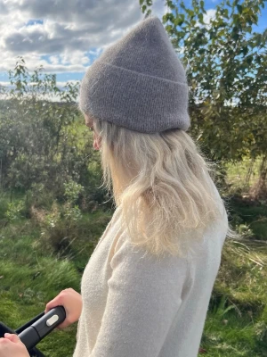 Brun stickad mössa - Mysig brun stickad mössa med enkel, klassisk design och uppvikt kant. Tillverkad i mjukt material som ger en avslappnad och trendig look. Perfekt för kyliga dagar och passar till de flesta outfits. Helt nya! Finns få kvar i lager 