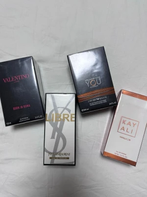 Fyra parfymer - oöppnad - Säljer fyra lyxiga parfymer: Valentino Born in Roma, Emporio Armani Stronger With You Intensely, Yves Saint Laurent Libre och Kayali Vanilla | 28. Alla är eau de parfum i oöppnade förpackningar. Skriv för fler bilder. (Säljer styckvis så diskutera priset innan köpet!) ENDAST  KAYALI KVAR!