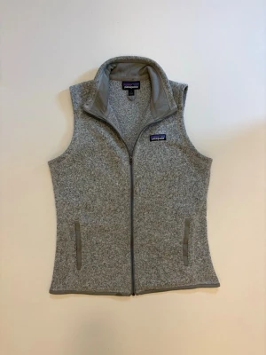 Patagonia fleece väst - Grå Patagonia fleece väst  Storlek S dam I ny skick nästan aldrig använd  Skriv vid minsta fråga eller fundering🤝 