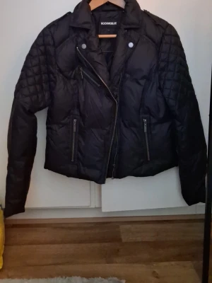 Ny Rockandblue jacka st38 - Ny snygg kort modell jacka från Rockandblue I st 38,nytt skick dock finns ett litet hål på armen som man kan laga ,är inte alls stort,jackan är Ny i nytt skick.