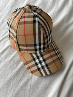 Burberry keps - Har använt den i mindre en 5 gånger och har inga skador alls