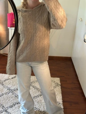 Beige kabelstickad hoodie från Gina - Beige kabelstickad hoodie från Gina i mycket bra skick. Sparsamt använd.