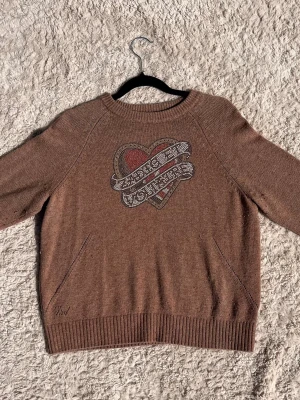 Brun stickad tröja från Zadig  - Superfin och mysig stickad tröja ifrån Zadig. Använd ett fåtal gånger. Super skönt material.🤎💕 pris kan diskuteras