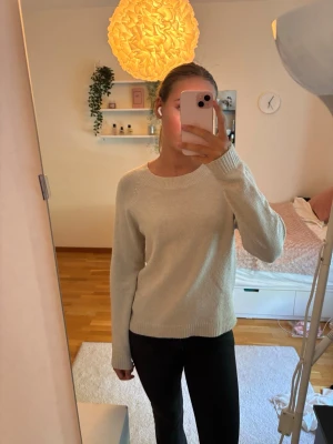 Beige/vit stickad tröja - Säljer en jättemysig stickad tröja som är perfekt till hösten! Den är använd vilket syns men den är inte så nopprig.😇