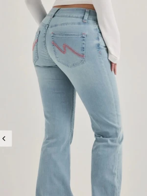 Ljusblå bootcut jeans - Nelly  - Säljer mina trendiga Nelly jeans i xs. Skriv gärna privat om du vill ha mer bilder. De är i god kvalitet och perfekt inför skolan som börjar snart 💕